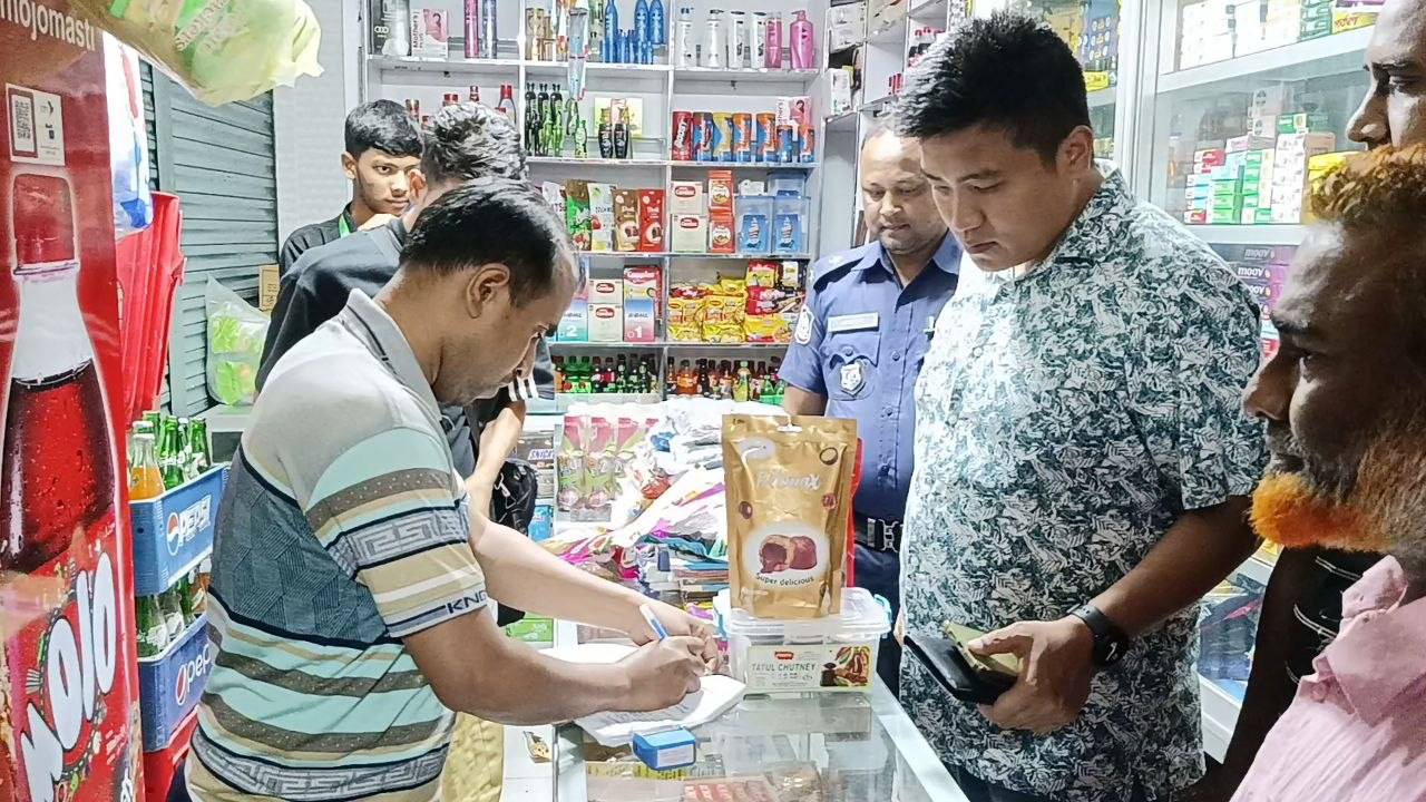 হিলিতে নিষিদ্ধ কোমল পানিয় বিক্রির দায়ে ব্যবসায়ীকে ২০হাজার টাকা জরিমানা