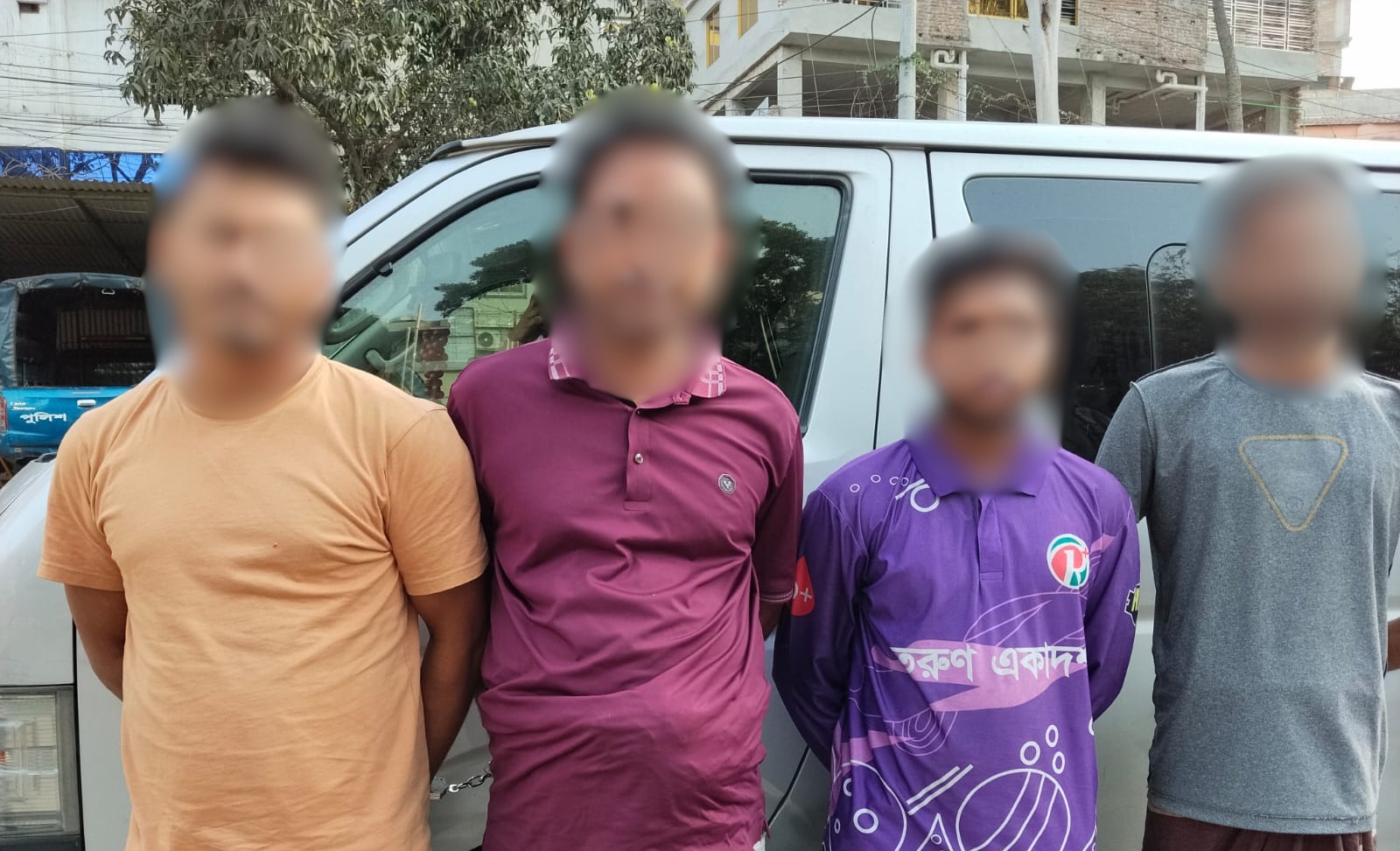 পাবনায় যৌথ অভিযান: ৪ অস্ত্র ও ১৬ রাউন্ড গুলিসহ ফরিদপুর র‍্যাব-১০ এর হাতে গ্রেফতার ৪