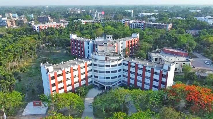 বেরোবিতে রাজনীতি নিষিদ্ধের ধজভঙ্গ দশা