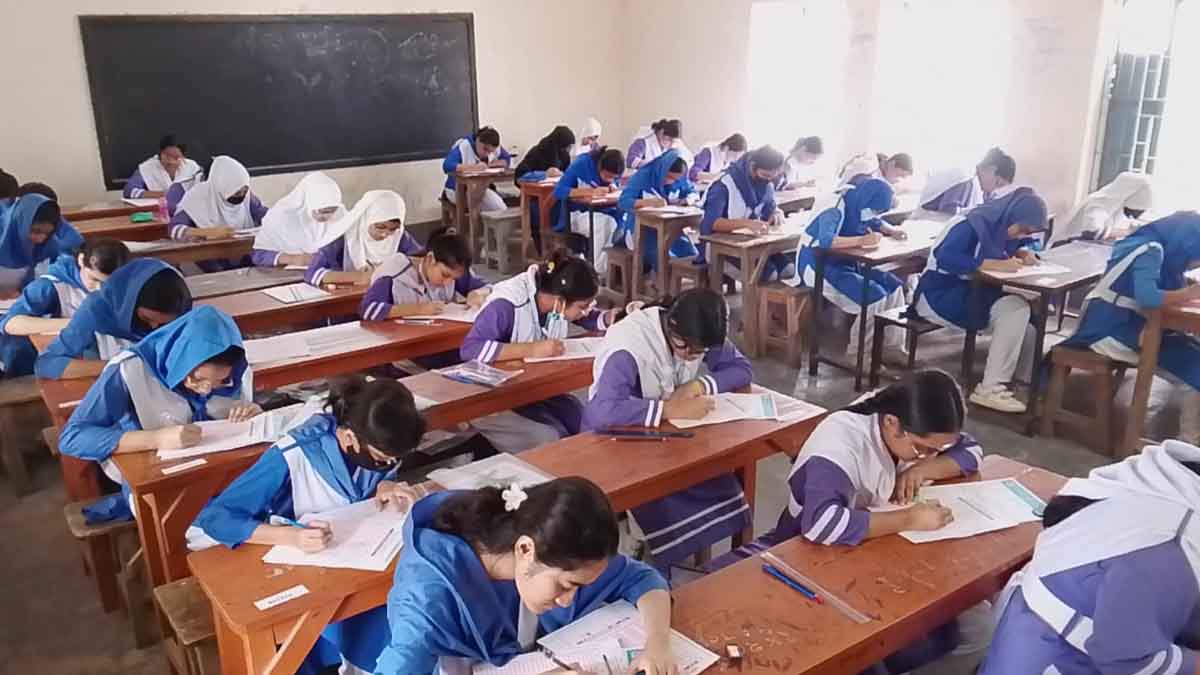 দিনাজপুর শিক্ষা বোর্ডে এসএসসির প্রথম দিনে অনুপস্থিত ১১৭৮ জন, একজন বহিষ্কার