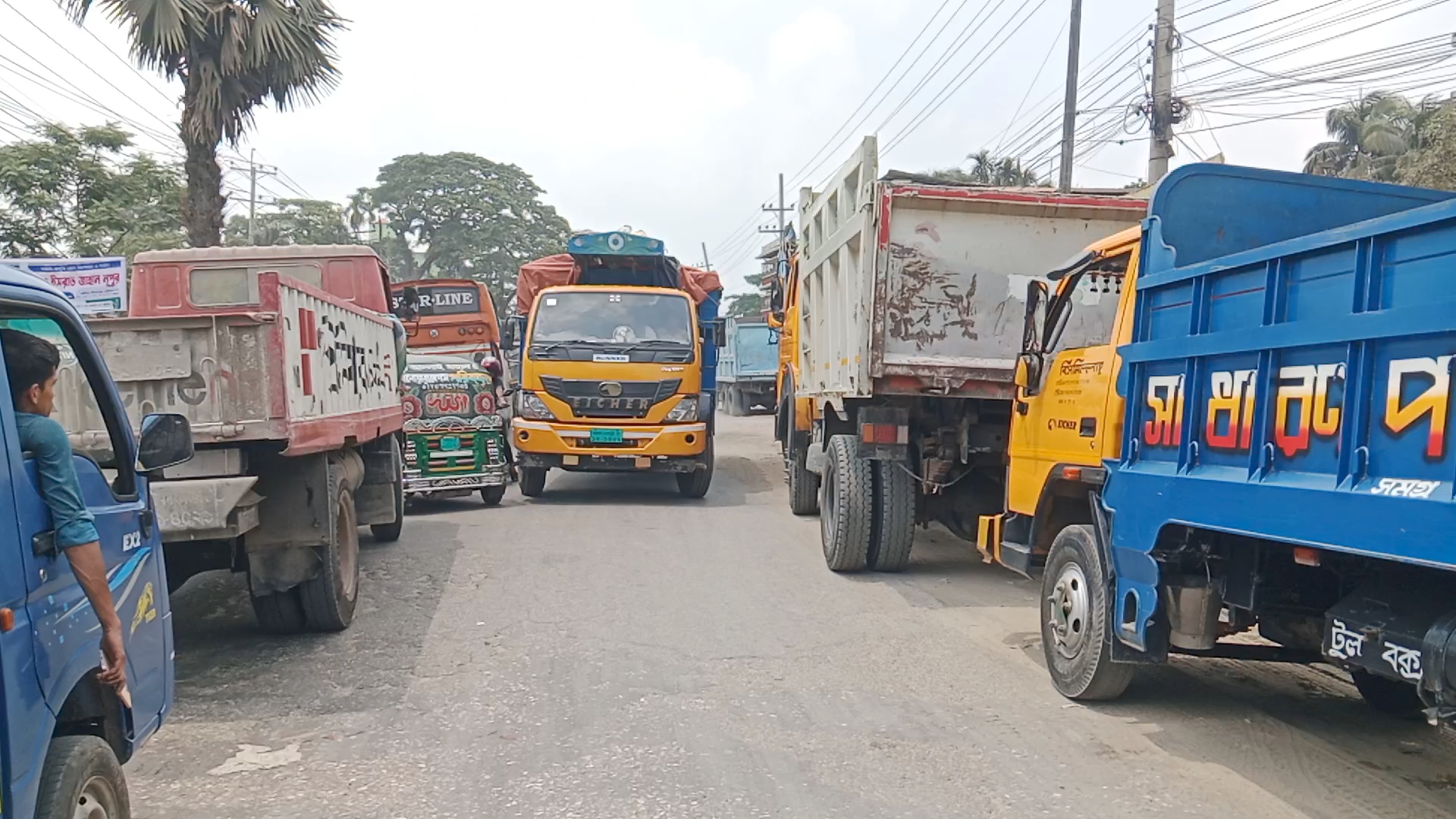 লক্ষ্মীপুরে ভয়াবহ যানজট: পেট্রোল পাম্পের লাইনে অচল শহর, চরম ভোগান্তিতে জনজীবন