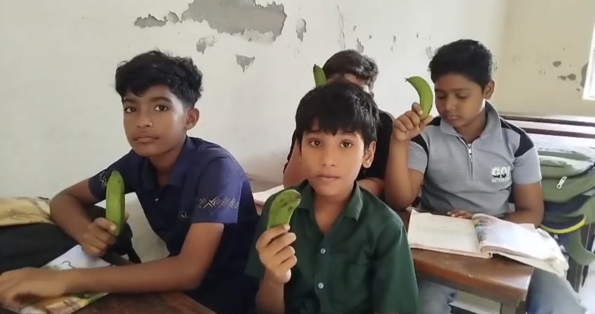 ফরিদপুরে শিক্ষার্থীদের টিফিনে কাঁচা কলা: সরবরাহকারীর গাফিলতিতে শাস্তি পেলেন সহকারী শিক্ষক!