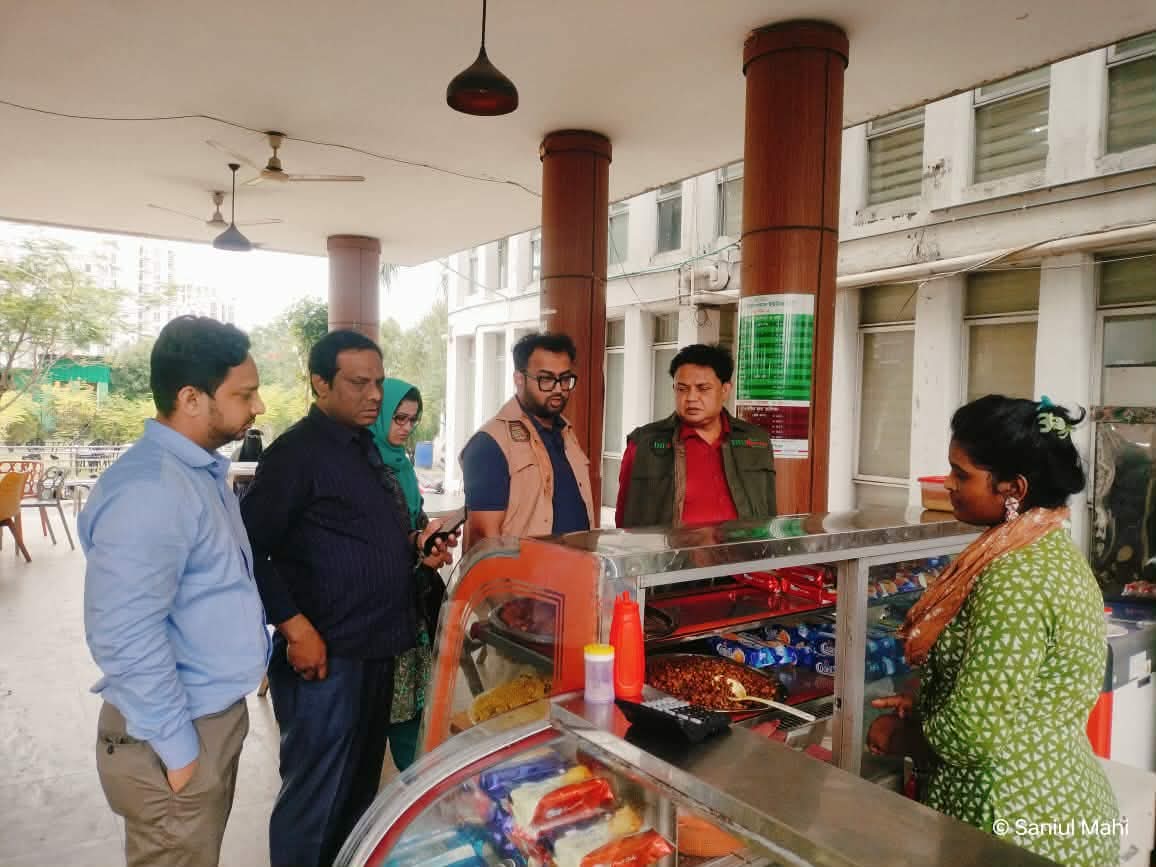 ডিআইইউ ক্যান্টিনে প্রক্টোরিয়াল টিমের পরিদর্শন