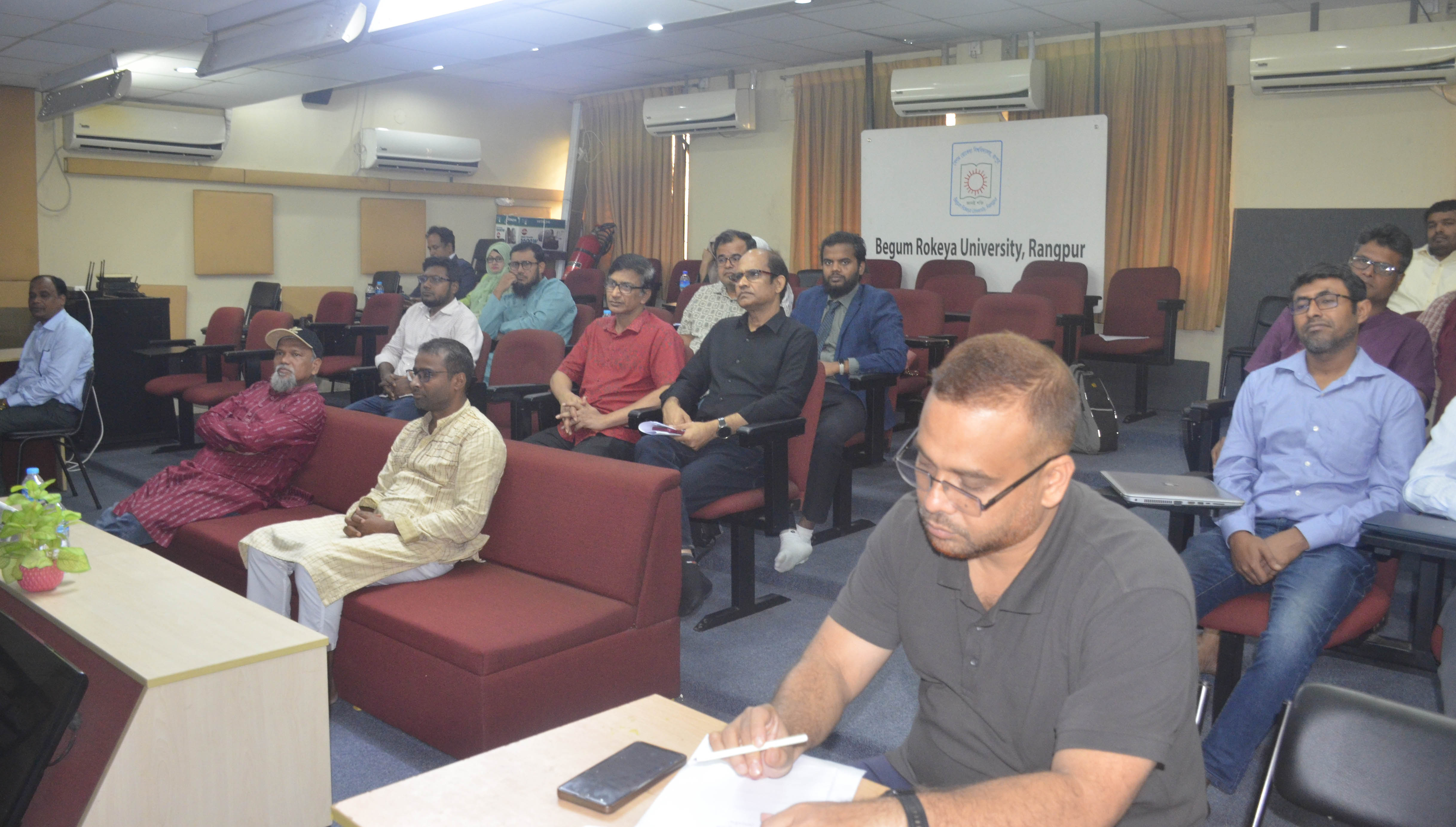 গবেষণার পরিধি বাড়াতে বেরোবিতে বিজনেস অনুষদের সেমিনার