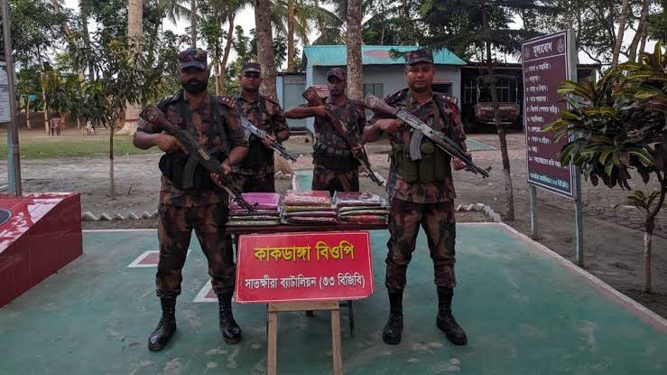 সাতক্ষীরায় বিজিবি'র অভিযানে ক্রিস্টাল মেথ আইসসহ ৫ কোটি ৬২ লাখ টাকার পণ্য আটক