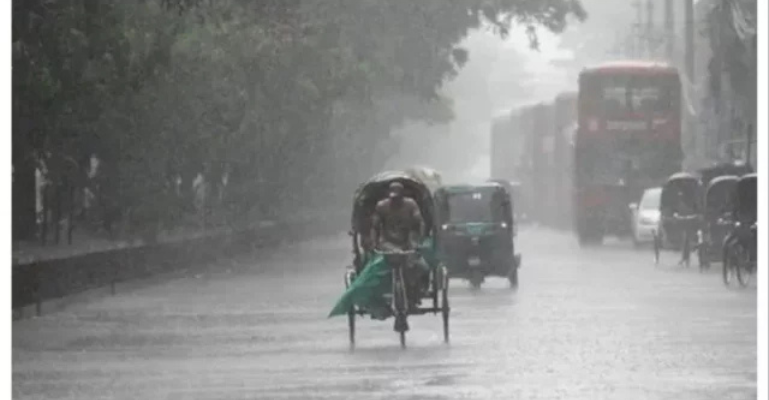 ঝুম বৃষ্টি আর দমকা হাওয়ায় অন্ধকার ঢাকা, বিপাকে অফিসগামী মানুষ