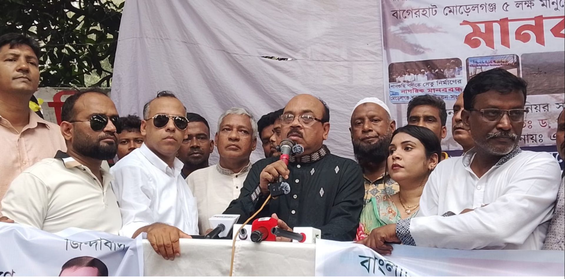 মোরেলগঞ্জ পানগুছি নদীতে সেতু নির্মাণের দাবিতে জাতীয় প্রেসক্লাবের সামনে মানববন্ধন অনুষ্ঠিত