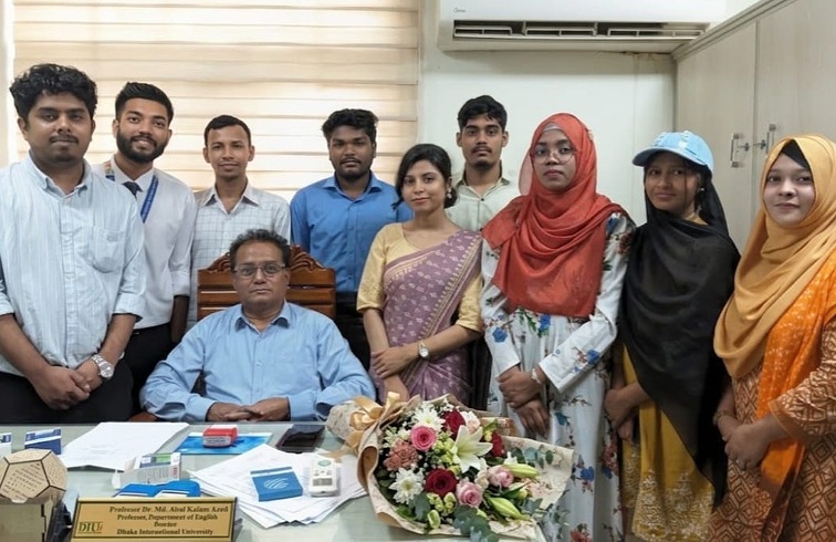 ডিআইইউ নবনিযুক্ত প্রক্টরকে ইংরেজি বিভাগের শিক্ষার্থীদের ফুলেল শুভেচ্ছা