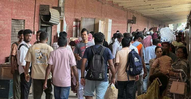 কমলাপুরে ঘরমুখো মানুষের ঢল, যাত্রীদের মুখে স্বস্তির হাসি