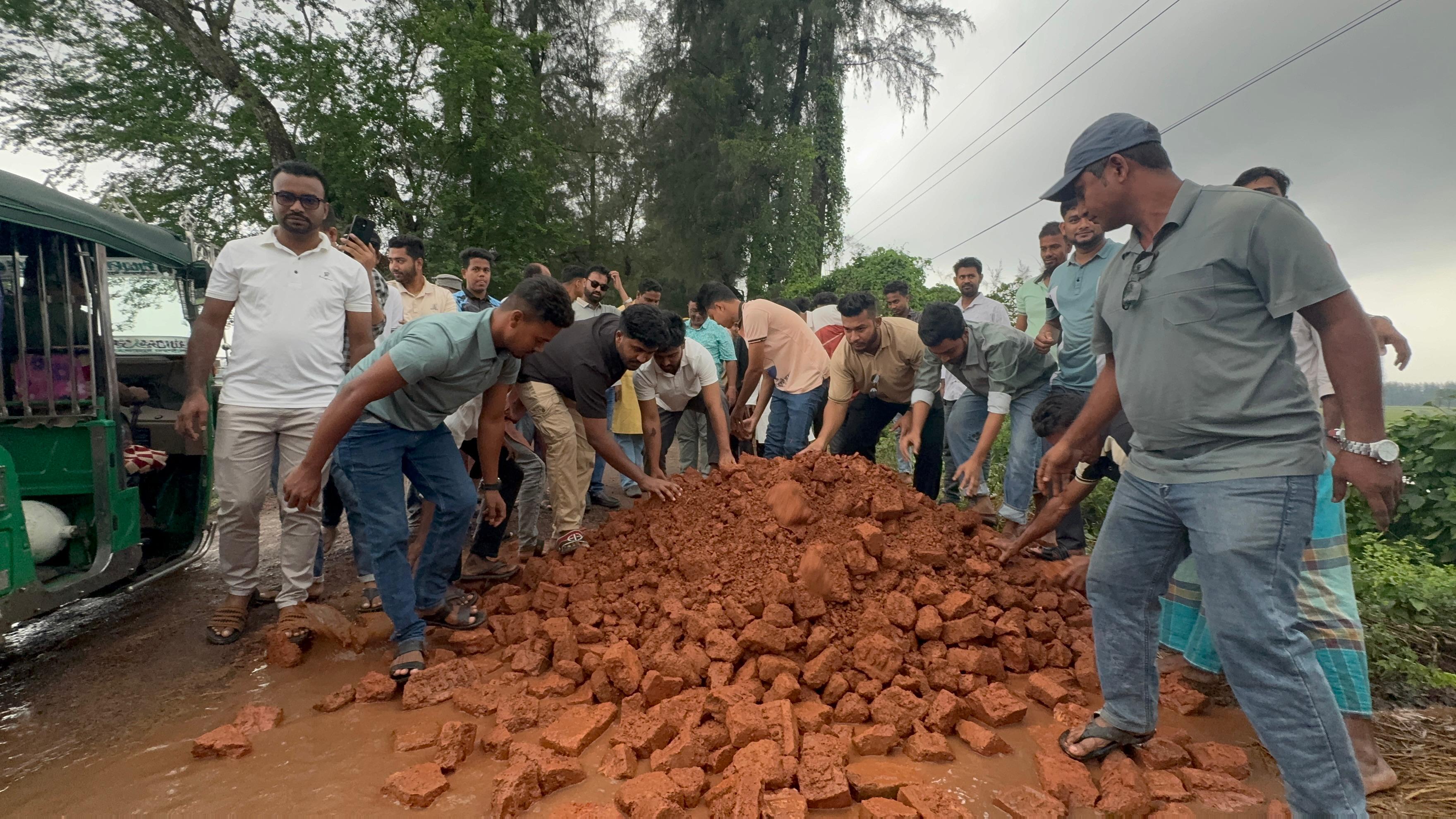 খানা-খন্দে সড়কের বেহাল দশা ও জনদুর্ভোগ, নিজ অর্থায়নে সড়ক সংস্কারে ছাত্রদল নেতা নাছির