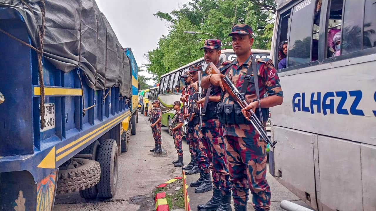 ঈদে ঘরমুখো মানুষের নিরাপদ যাত্রা নিশ্চিতকরণে  বিভিন্ন স্থানে দায়িত্ব পালন করছে বিজিবি