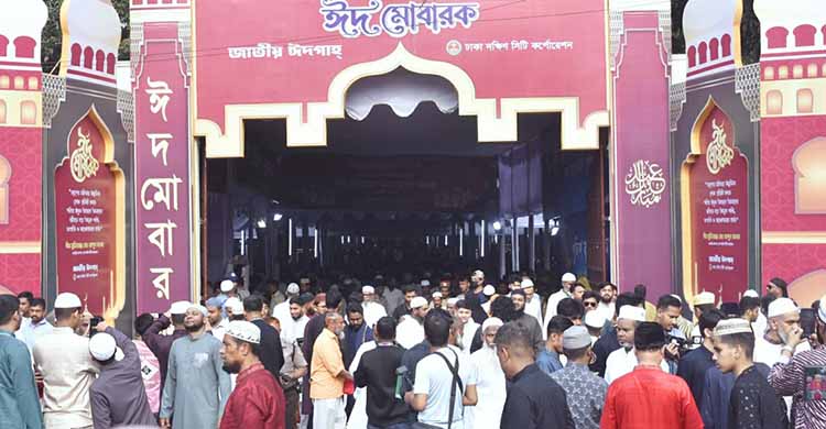 ধর্মীয় ভাবগাম্ভীর্য ও উৎসবমুখর পরিবেশে দেশে উদযাপিত হচ্ছে ঈদুল আজহা