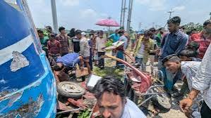 নেত্রকোণায় বাসচাপায় মা ও দুই মেয়ে নিহত