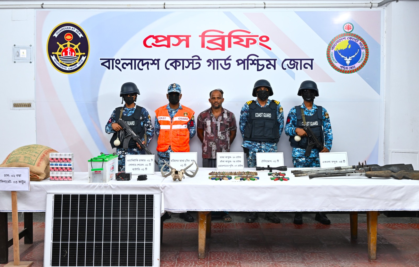 অপারেশন ম্যানগ্রোভ শিল্ড: অস্ত্র ও বন্যপ্রাণী শিকারে ব্যবহৃত বিভিন্ন সরঞ্জামাদিসহ করিম-শরীফ বাহিনীর সক্রিয় সদস্য আটক