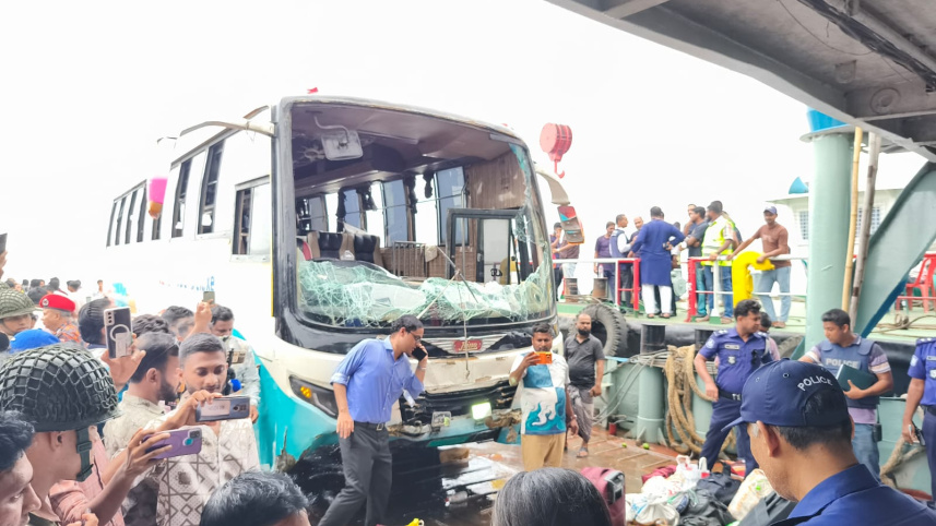 দৌলতদিয়া ফেরিঘাট থেকে পদ্মায় পড়ে যাওয়া বাস উদ্ধার, চালকসহ ৩ জন হাসপাতালে