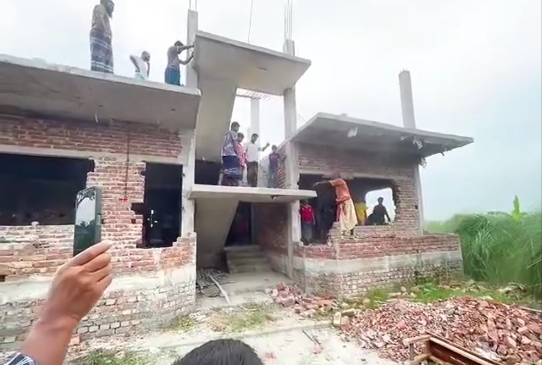 ফরিদপুরের মাদক সম্রাজ্ঞীর বাড়ি গুড়িয়ে দিল বিক্ষুব্ধ এলাকাবাসী