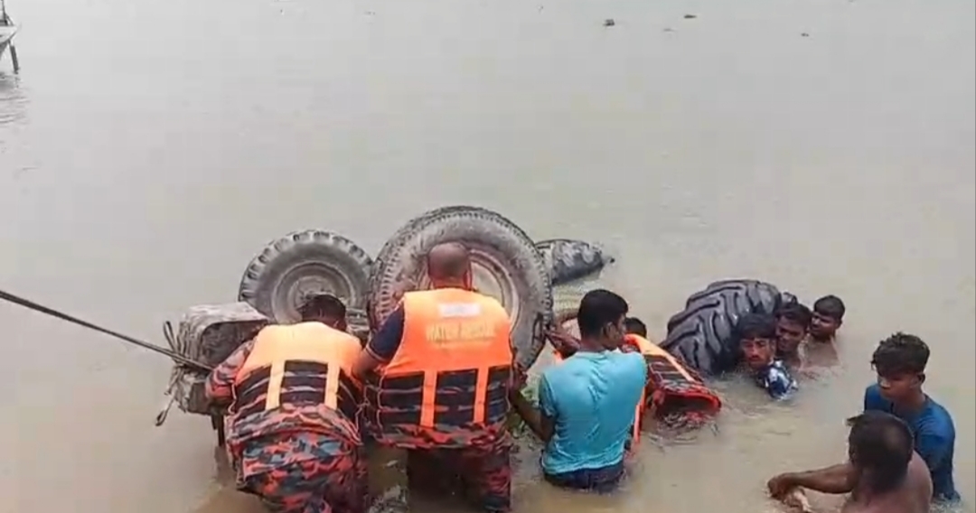 ফরিদপুরে জমি চাষ দিতে গিয়ে ট্রাক্টর উল্টে পদ্মা নদীতে ডুবে চালকের মৃত্যু