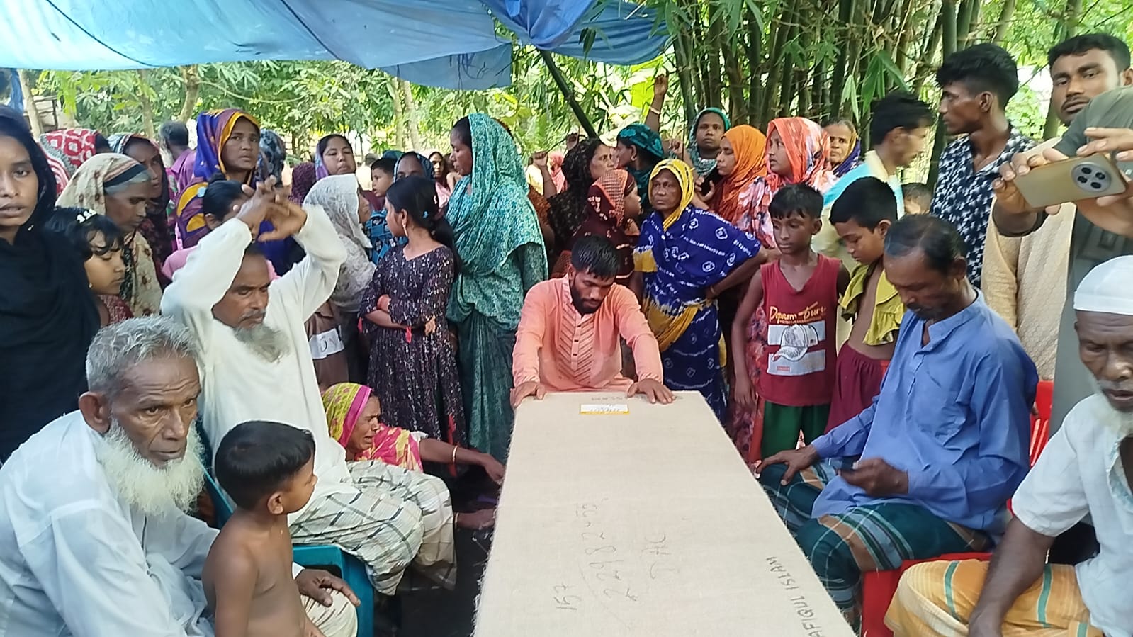 কফিনবন্দি হয়ে ২৭দিন পর নিজভূমি সাতক্ষীরায় ফিরলেন লেবাননে ইসরায়েলি ড্রোন হামলায় নিহত দুই প্রবাসী