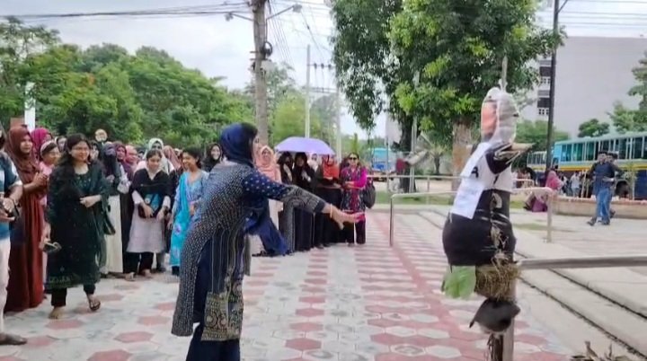 ছাত্রীকে যৌন হয়রানিকারী অধ্যাপকের স্থায়ী বহিষ্কারের দাবিতে খুবিতে বিক্ষোভ, অভিযুক্ত শিক্ষকের পুত্তলিকা দহন
